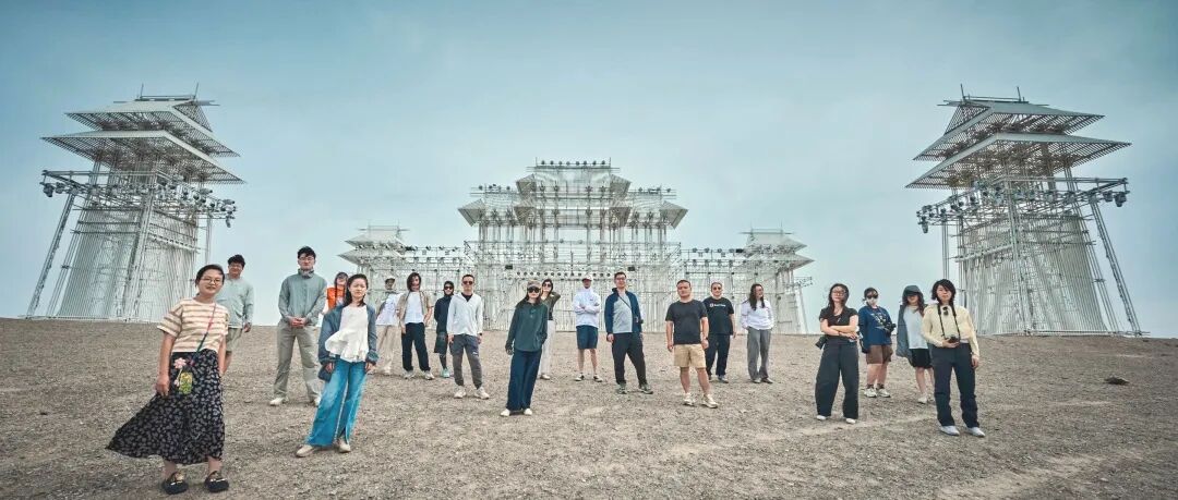 20251110-以美为媒 以艺铸魂——清华美院探索思政实践育人新范式-美院供图-美院师生在丝绸之路沿线专业考察课程中.jpg