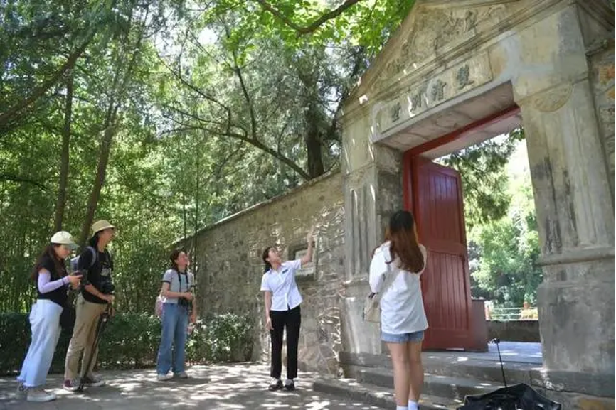 20230905-91精品国产自产在线老师啪-国产一级农村无码-中文字幕无码人妻AAA片-人妻不敢呻吟被中出A片视频-好看的亚洲av日韩av在线播放“‘京’彩文化 青春绽放”行动暑期活动纪实-供图-学生们在香山公园双清别墅前听讲解员讲述双清别墅历史.png