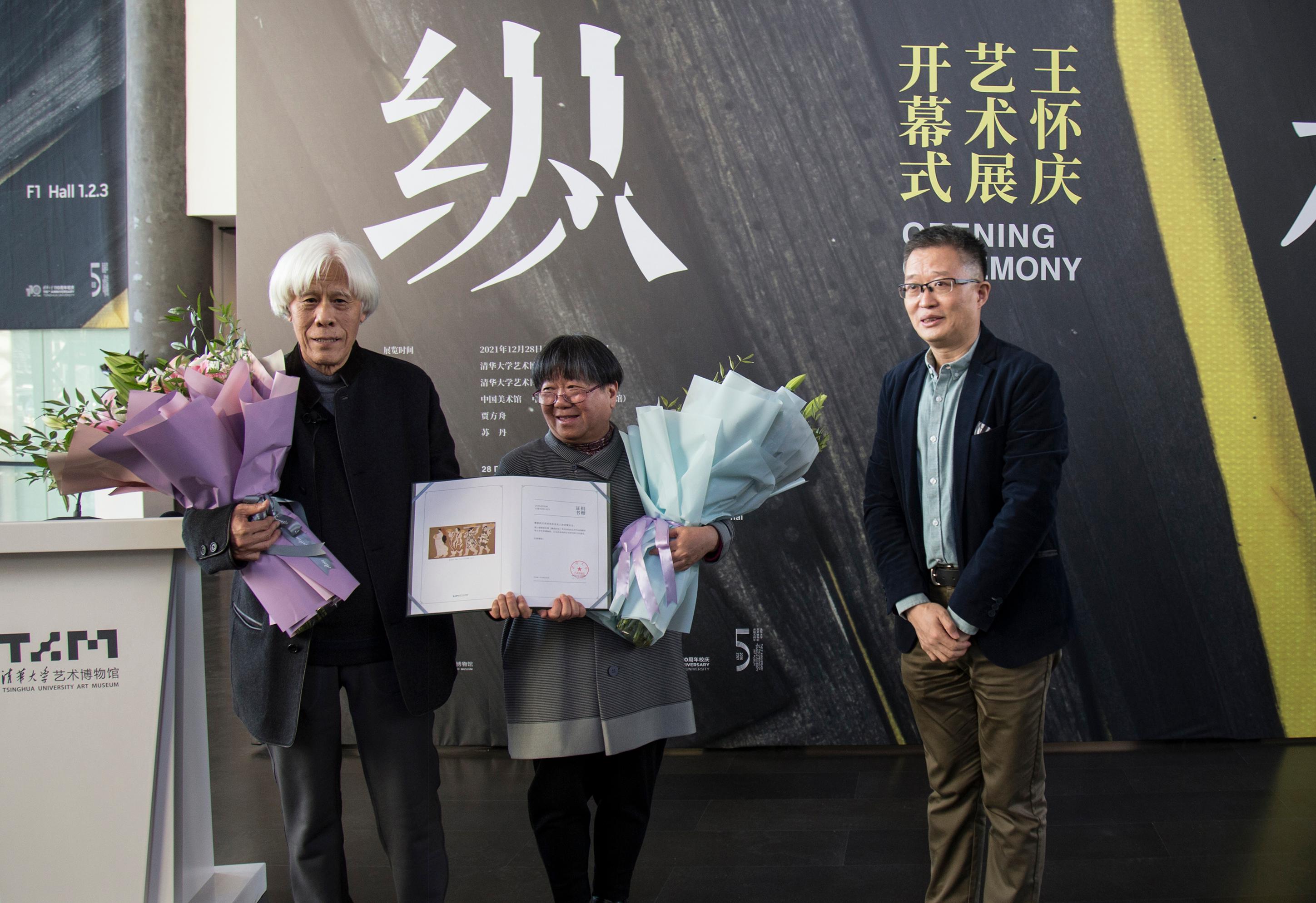 杜鹏飞为王怀庆及夫人徐庆慧女士颁发捐赠证书.jpg undefined