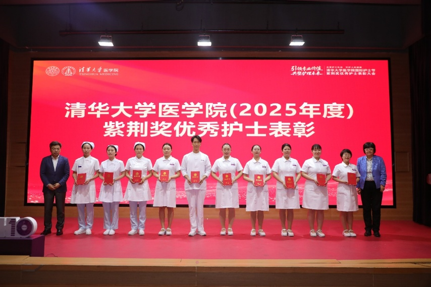 20250508-图5-陈旭岩、赵永庆为获奖代表颁奖-医学院.png