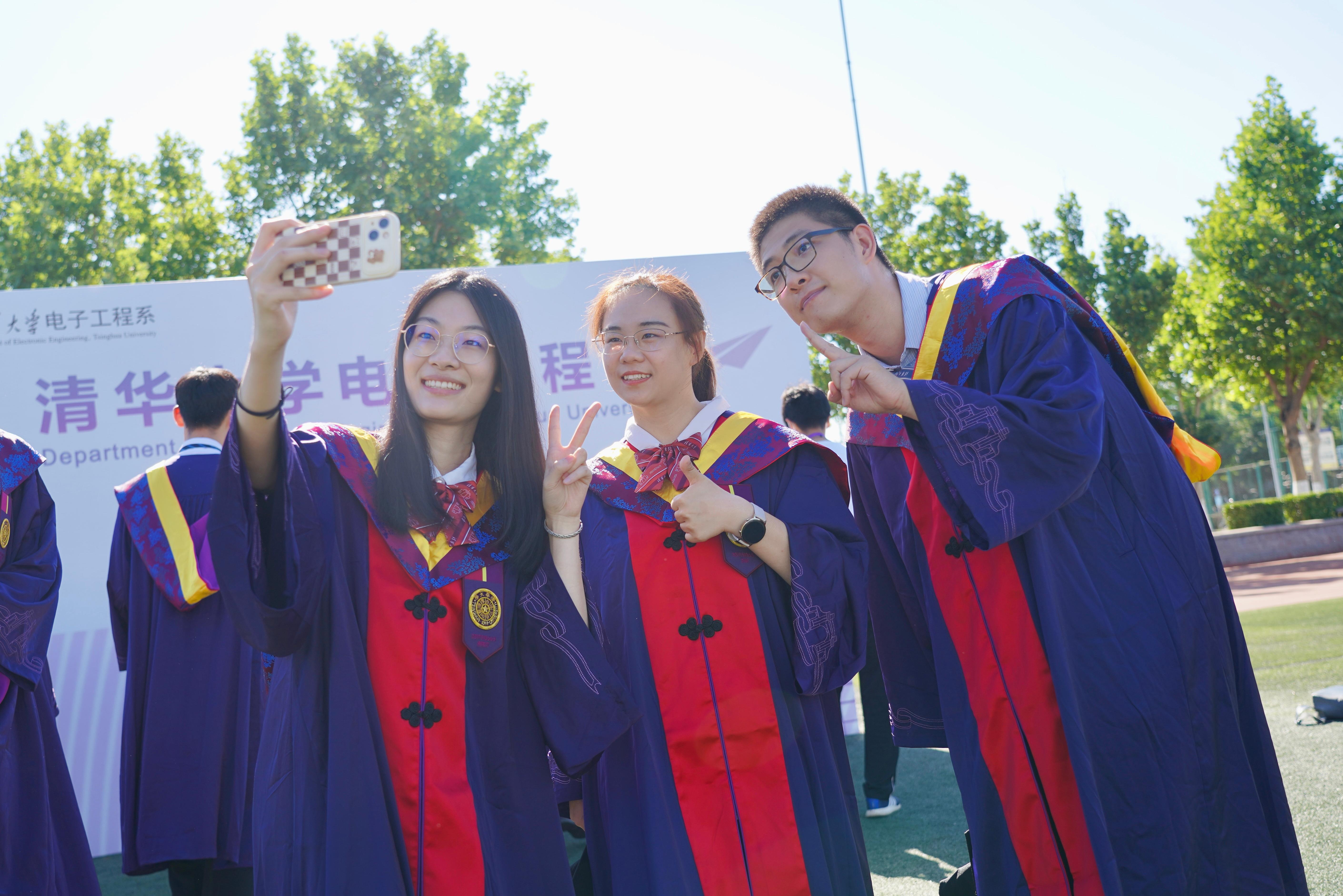 20220624-毕业生在毕业典礼后合影留念-霍元东-电子系.jpg