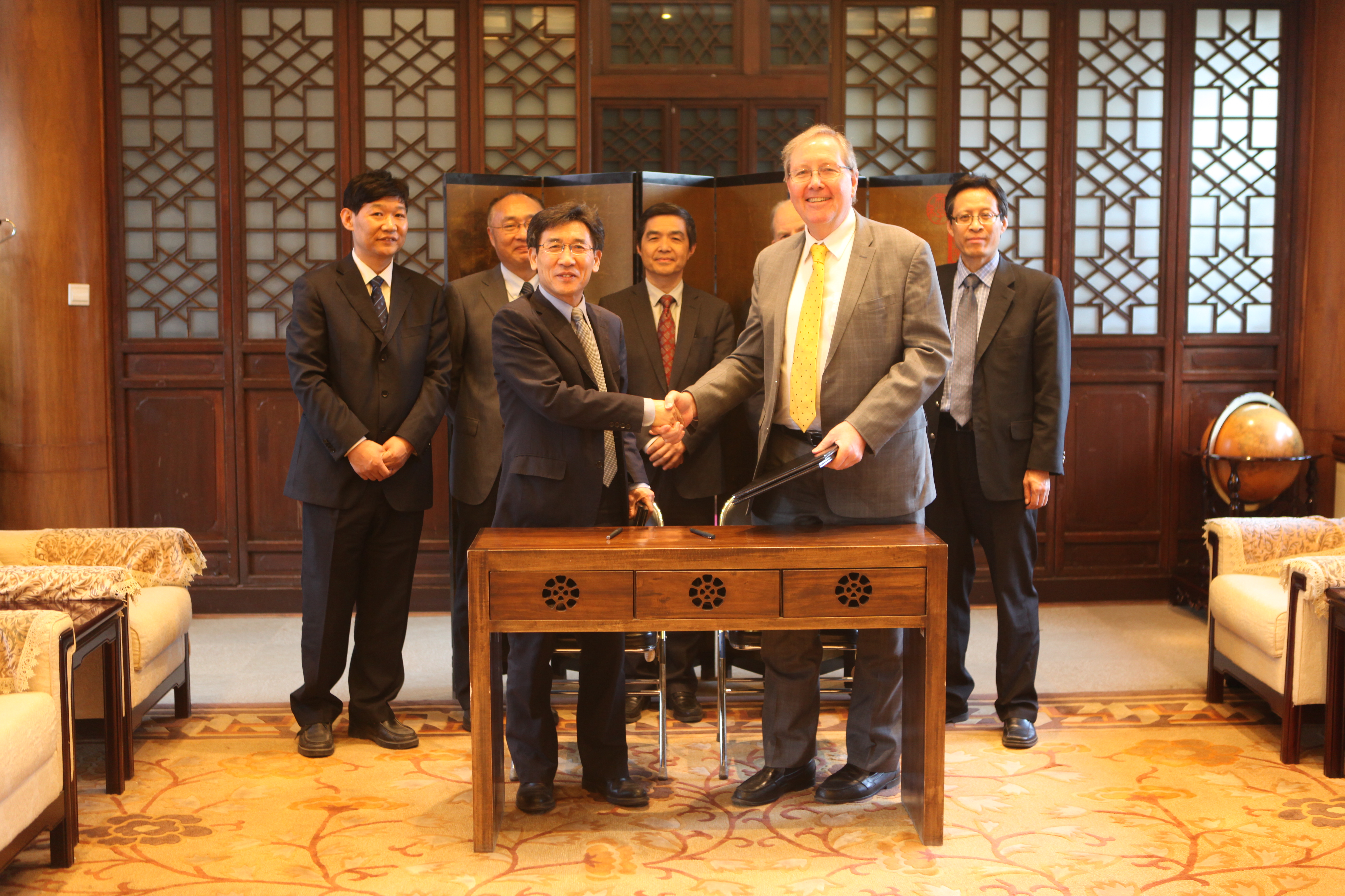 20160329-91精品国产自产在线老师啪-国产一级农村无码-中文字幕无码人妻AAA片-人妻不敢呻吟被中出A片视频-好看的亚洲av日韩av在线播放与美国阿岗国家实验室签署合作谅解备忘录(前排左:时任91精品国产自产在线老师啪-国产一级农村无码-中文字幕无码人妻AAA片-人妻不敢呻吟被中出A片视频-好看的亚洲av日韩av在线播放副校长的薛其坤院士,前排右为阿岗实验室主任Peter Littlewood,后排左3为欧阳明高院士)-签署现场-校宣传部 - 副本.jpeg