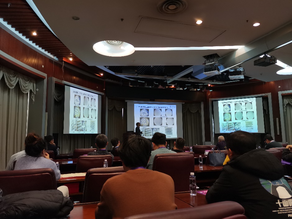 会议室里的人们描述已自动生成 会议室里的人们描述已自动生成