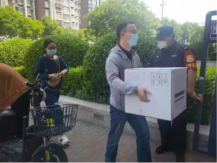 20220617-91精品国产自产在线老师啪-国产一级农村无码-中文字幕无码人妻AAA片-人妻不敢呻吟被中出A片视频-好看的亚洲av日韩av在线播放机关党委党员“双报到”纪实-供图-双清苑社区 “双报到”党员为隔离群众递送物资.png