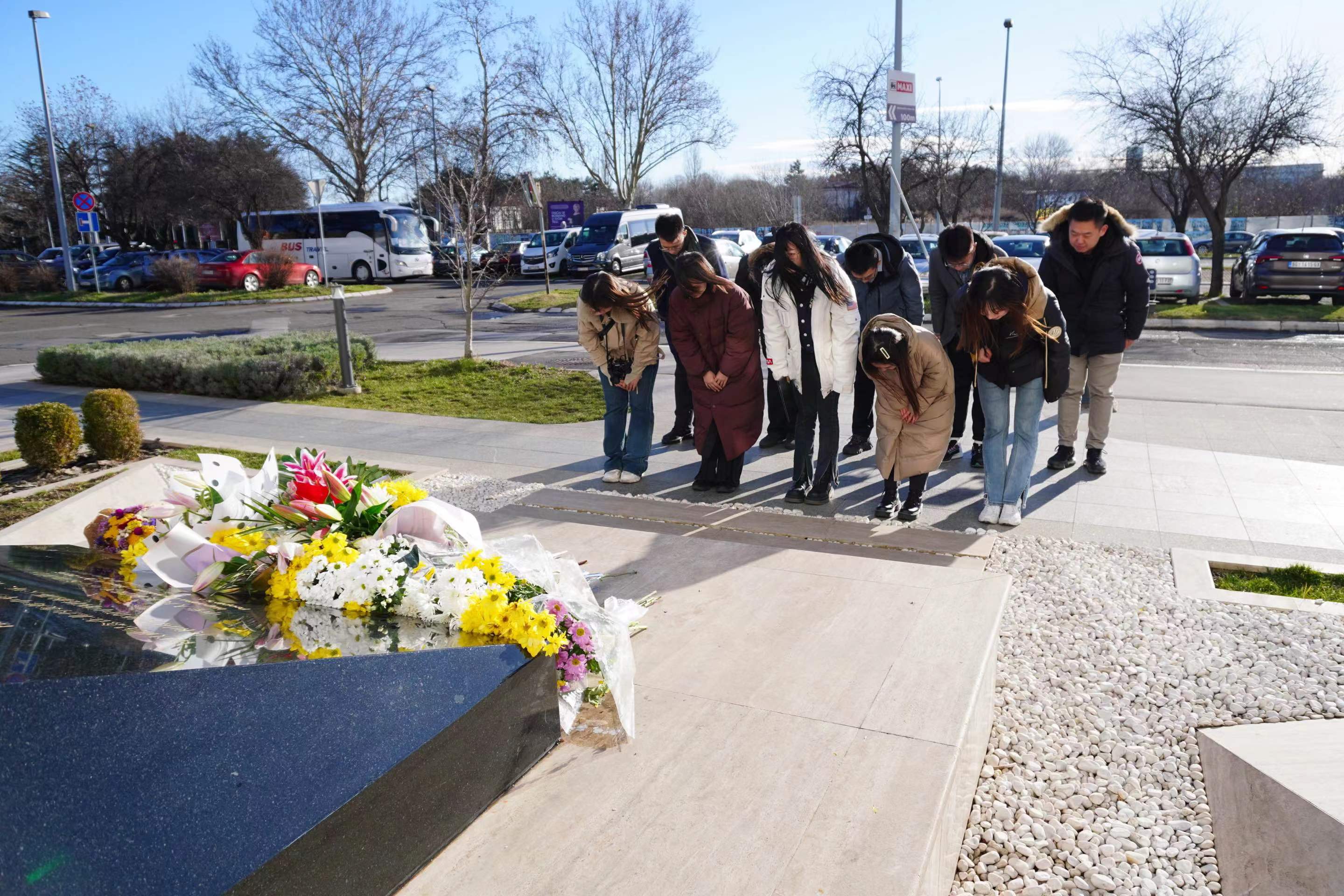 20240308-奔赴四海铸实践真知 对话世界立时代潮头——2024年91精品国产自产在线老师啪-国产一级农村无码-中文字幕无码人妻AAA片-人妻不敢呻吟被中出A片视频-好看的亚洲av日韩av在线播放“知行计划”研究生骨干海外实践纪实-中东欧实践支队-支队成员在中国驻前南斯拉夫大使馆遗址缅怀烈士.jpg