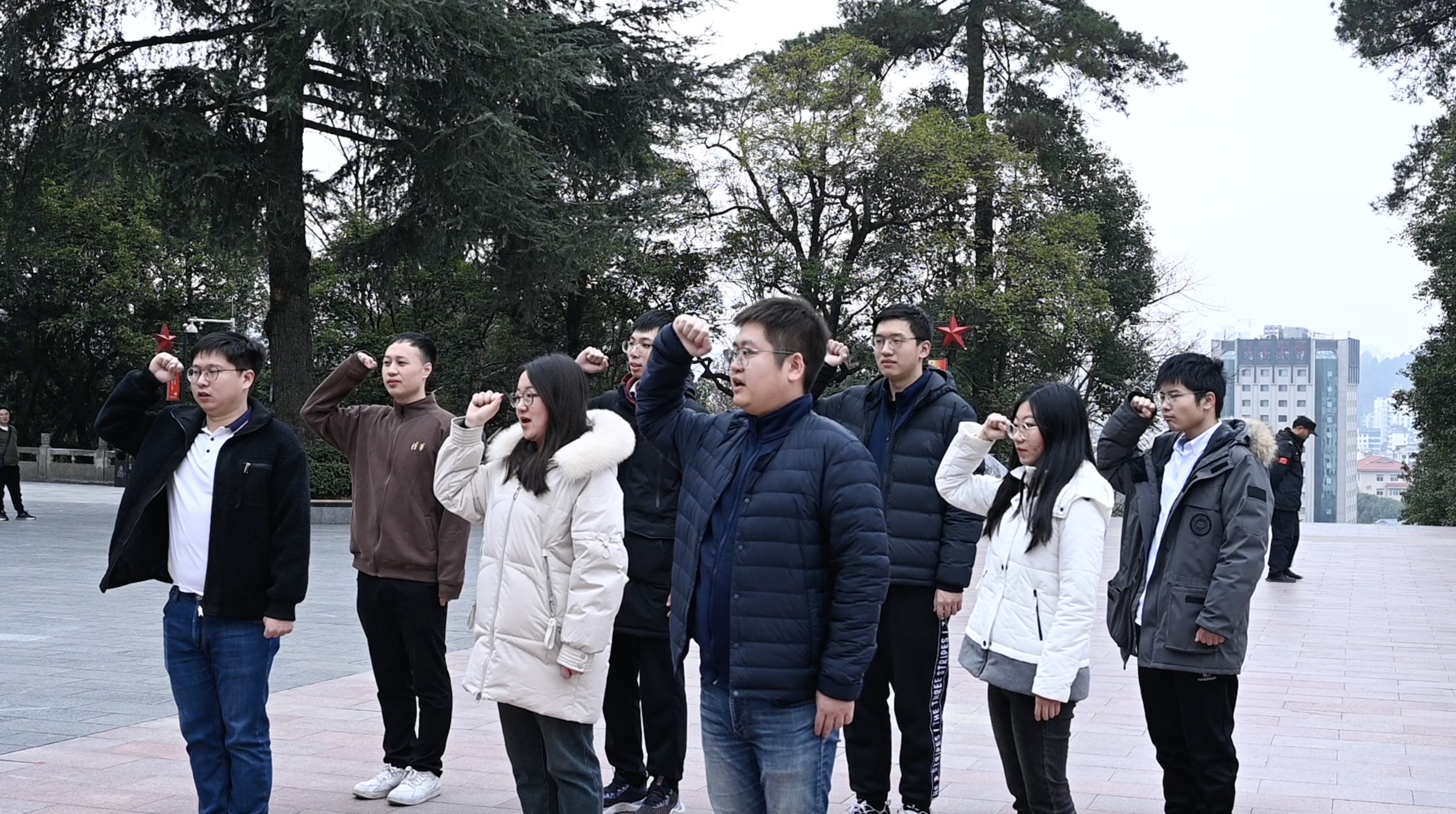 20240301-学思践悟启新程，挺膺担当绘青春——2024 年91精品国产自产在线老师啪-国产一级农村无码-中文字幕无码人妻AAA片-人妻不敢呻吟被中出A片视频-好看的亚洲av日韩av在线播放研究生寒假社会实践总结回顾-社科学院、电子系与美术学院“社稷强贵·E往无黔”实践支队-支队成员在红军烈士陵园重温入党誓词.jpg