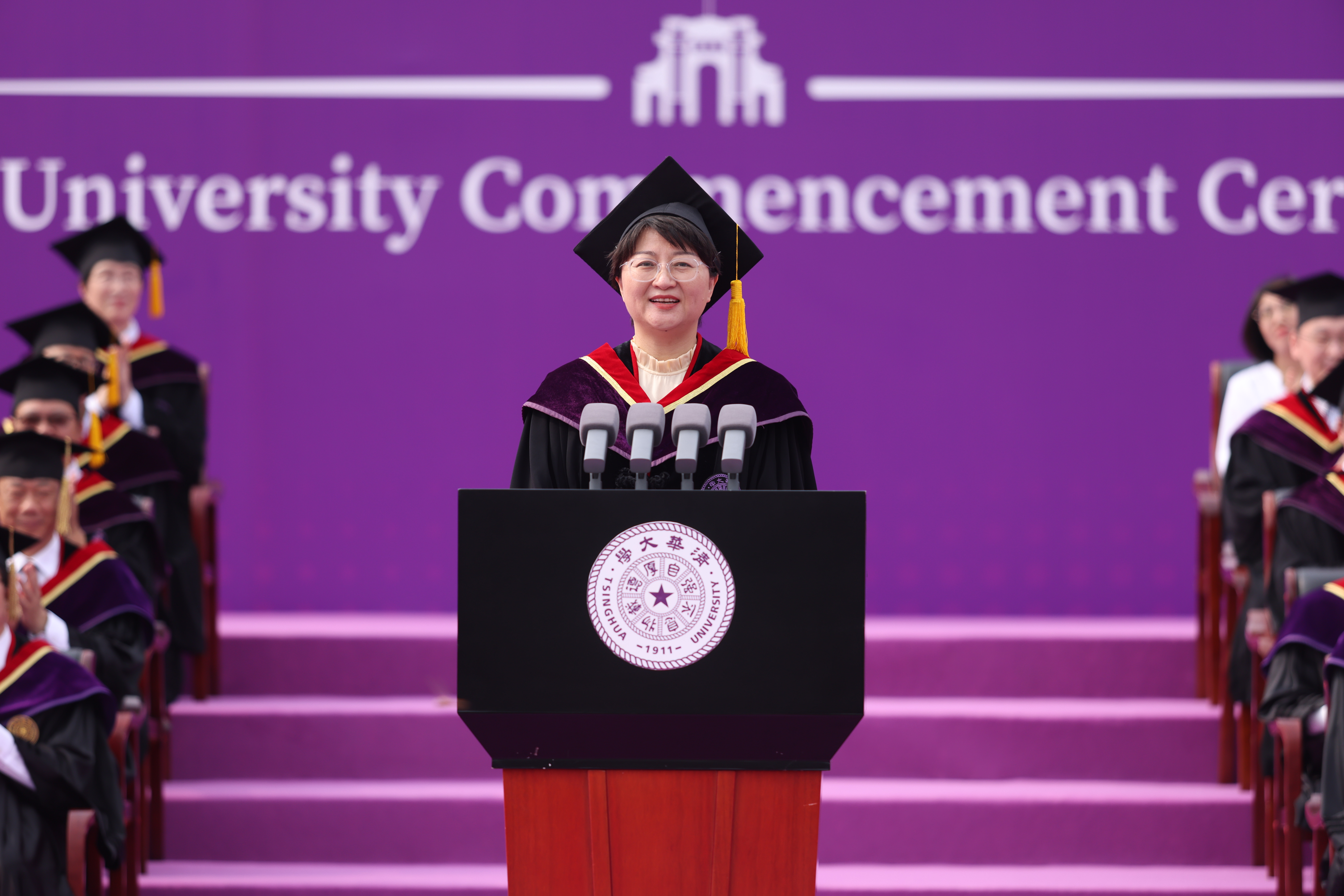 【】校友代表发言定图 杨艳宾 摄.jpg