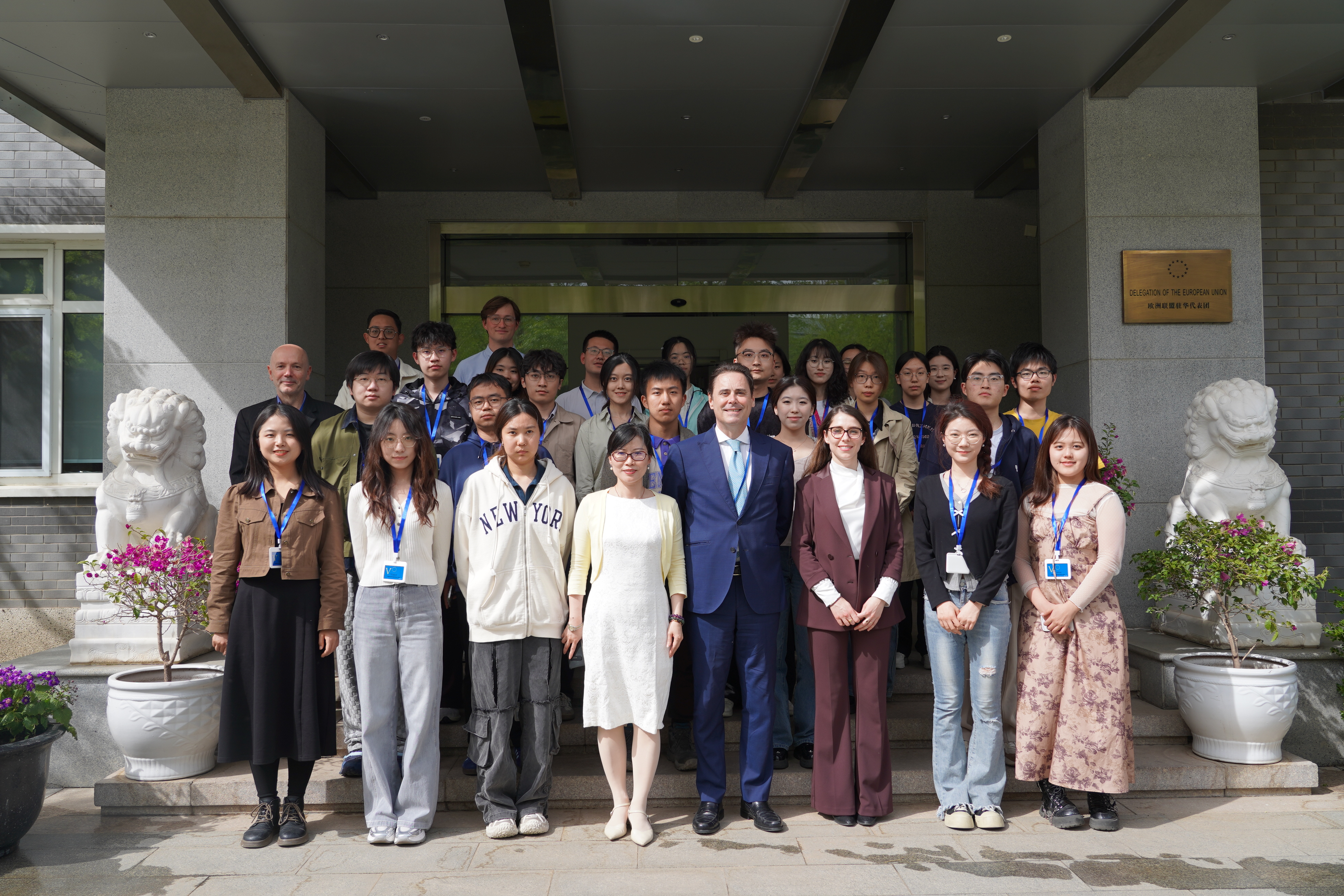 20250415-清华学子参访欧盟驻华使馆 在对话中体验文明交流互鉴-新闻学院-91精品国产自产在线老师啪-国产一级农村无码-中文字幕无码人妻AAA片-人妻不敢呻吟被中出A片视频-好看的亚洲av日韩av在线播放师生与欧盟驻华代表团成员合影.jpeg