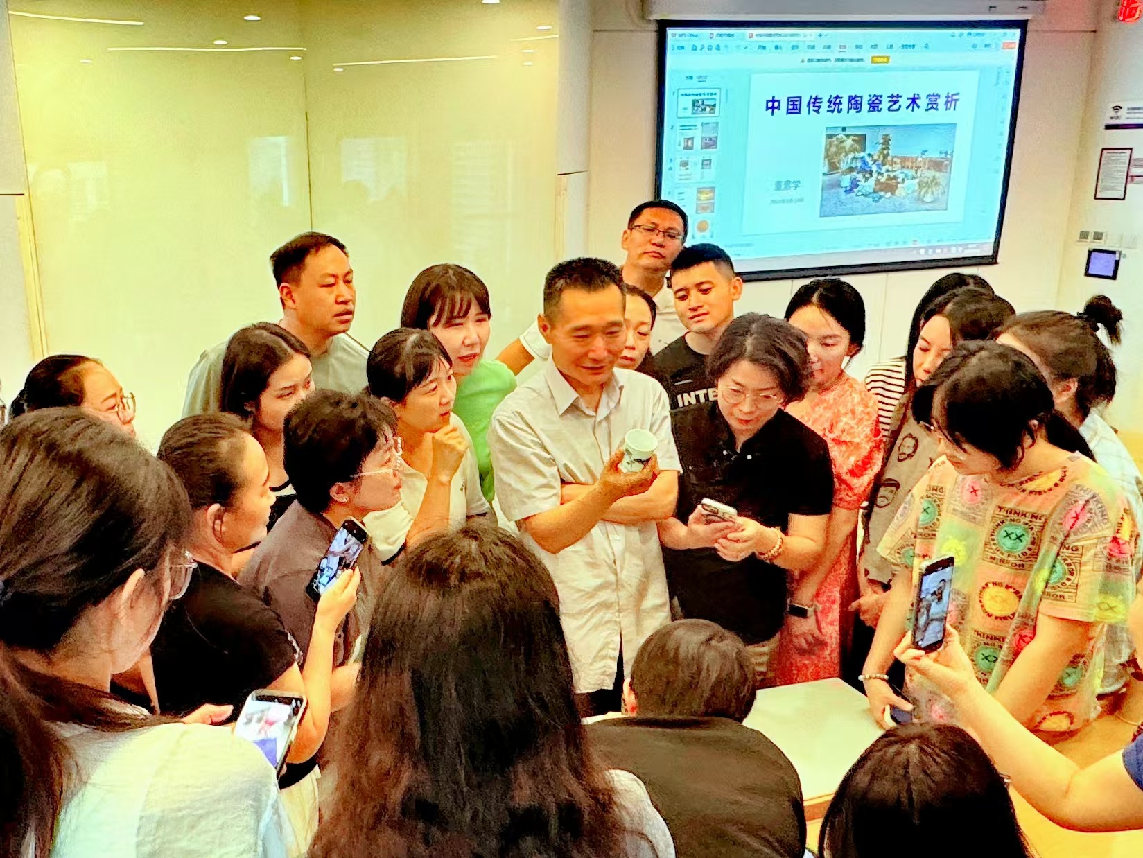 20240819- 清华伟新乡村美术教师培养计划第10举办- 91精品国产自产在线老师啪-国产一级农村无码-中文字幕无码人妻AAA片-人妻不敢呻吟被中出A片视频-好看的亚洲av日韩av在线播放美术学院副教授董素学讲授“中国传统陶瓷艺术赏析”-郭薇拍摄.jpg