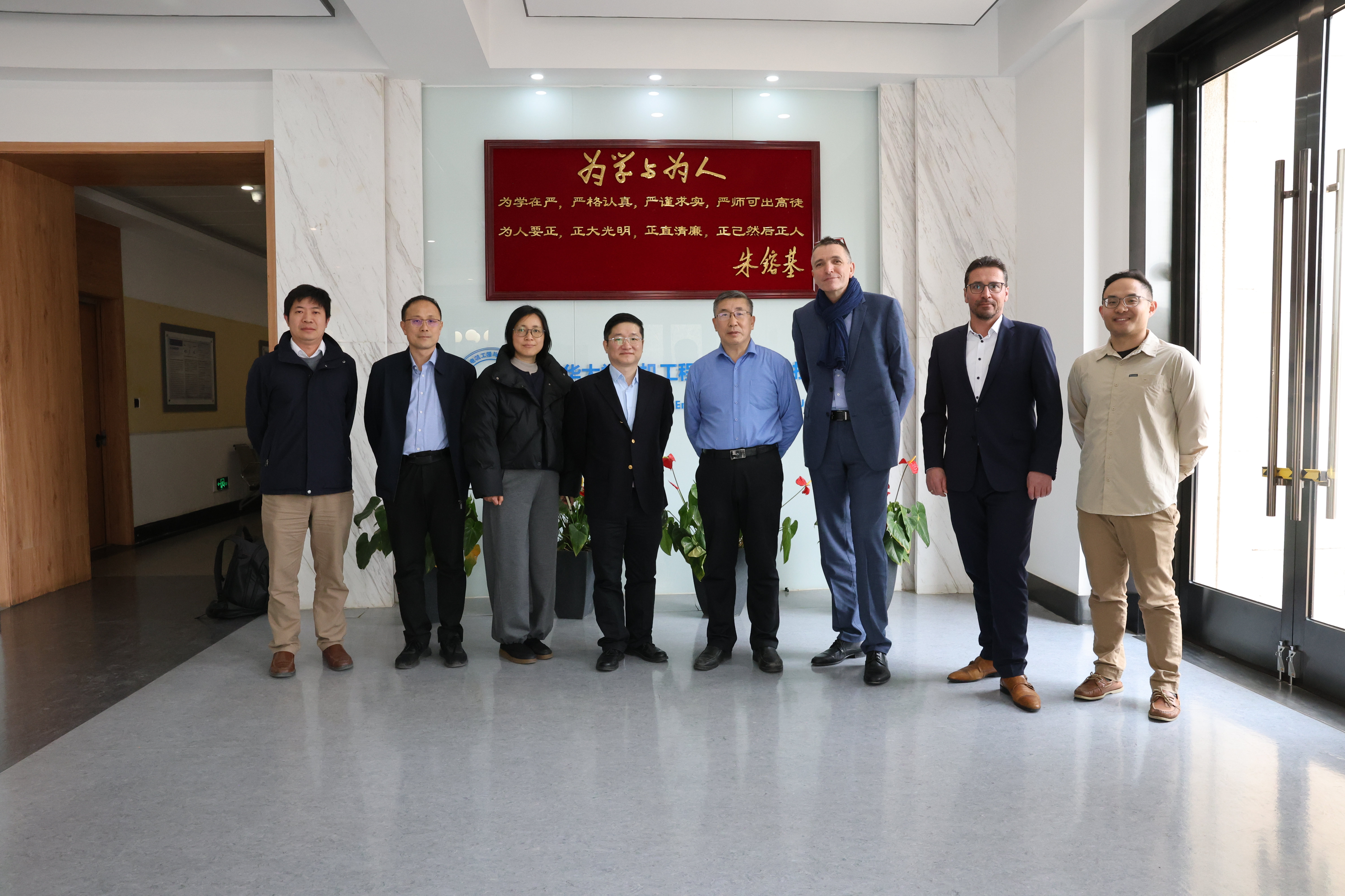 20250313-施耐德电气代表团访问91精品国产自产在线老师啪-国产一级农村无码-中文字幕无码人妻AAA片-人妻不敢呻吟被中出A片视频-好看的亚洲av日韩av在线播放 探讨能源转型与绿色创新合作-电机系-施耐德电气代表团与电机系参加交流人员合影.jpg