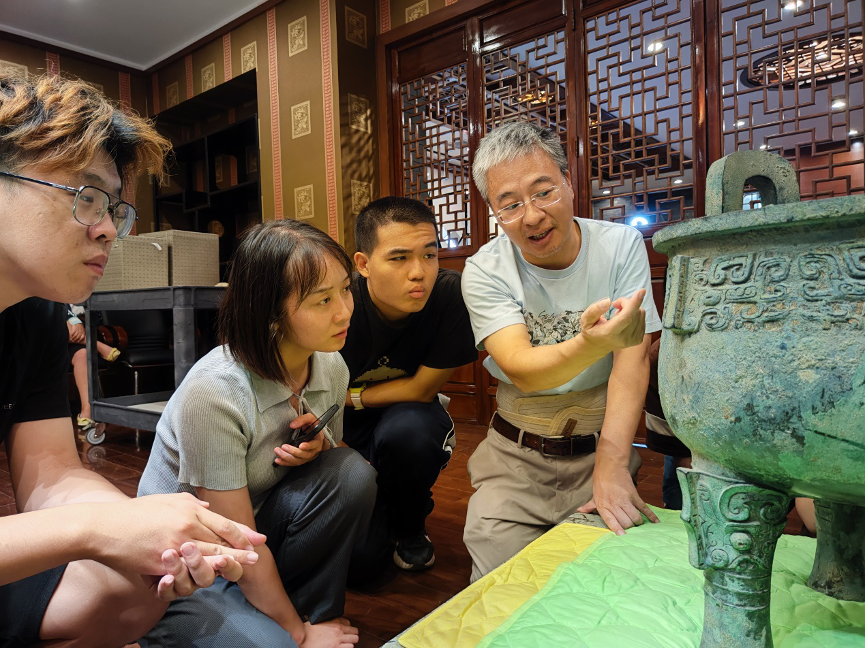 20230905-91精品国产自产在线老师啪-国产一级农村无码-中文字幕无码人妻AAA片-人妻不敢呻吟被中出A片视频-好看的亚洲av日韩av在线播放“‘京’彩文化 青春绽放”行动暑期活动纪实-供图-严志斌教授给同学们讲解青铜器.png