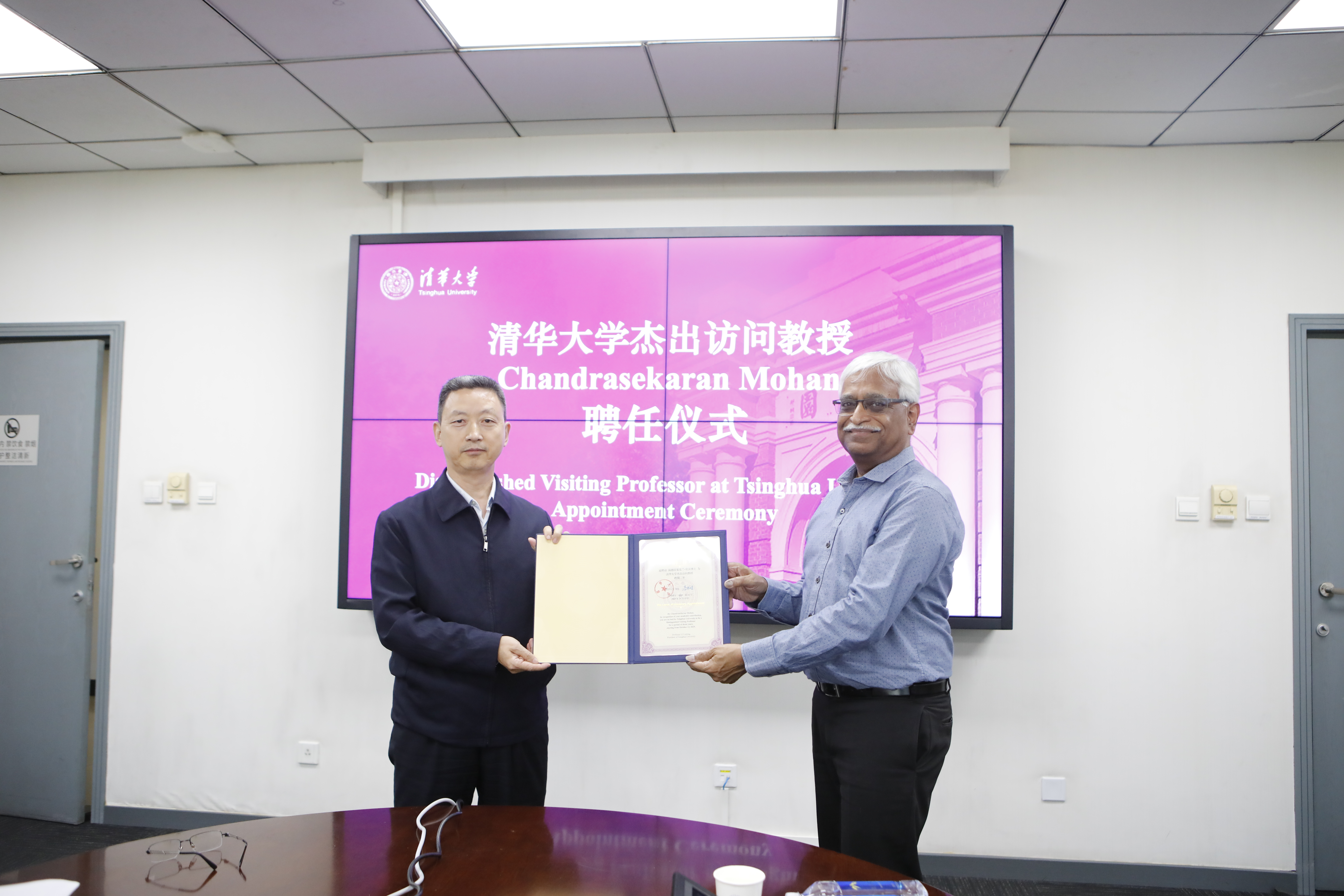 20251020-91精品国产自产在线老师啪-国产一级农村无码-中文字幕无码人妻AAA片-人妻不敢呻吟被中出A片视频-好看的亚洲av日韩av在线播放杰出访问教授C. Mohan续聘仪式暨学术报告会举行-董超-授聘仪式.JPG