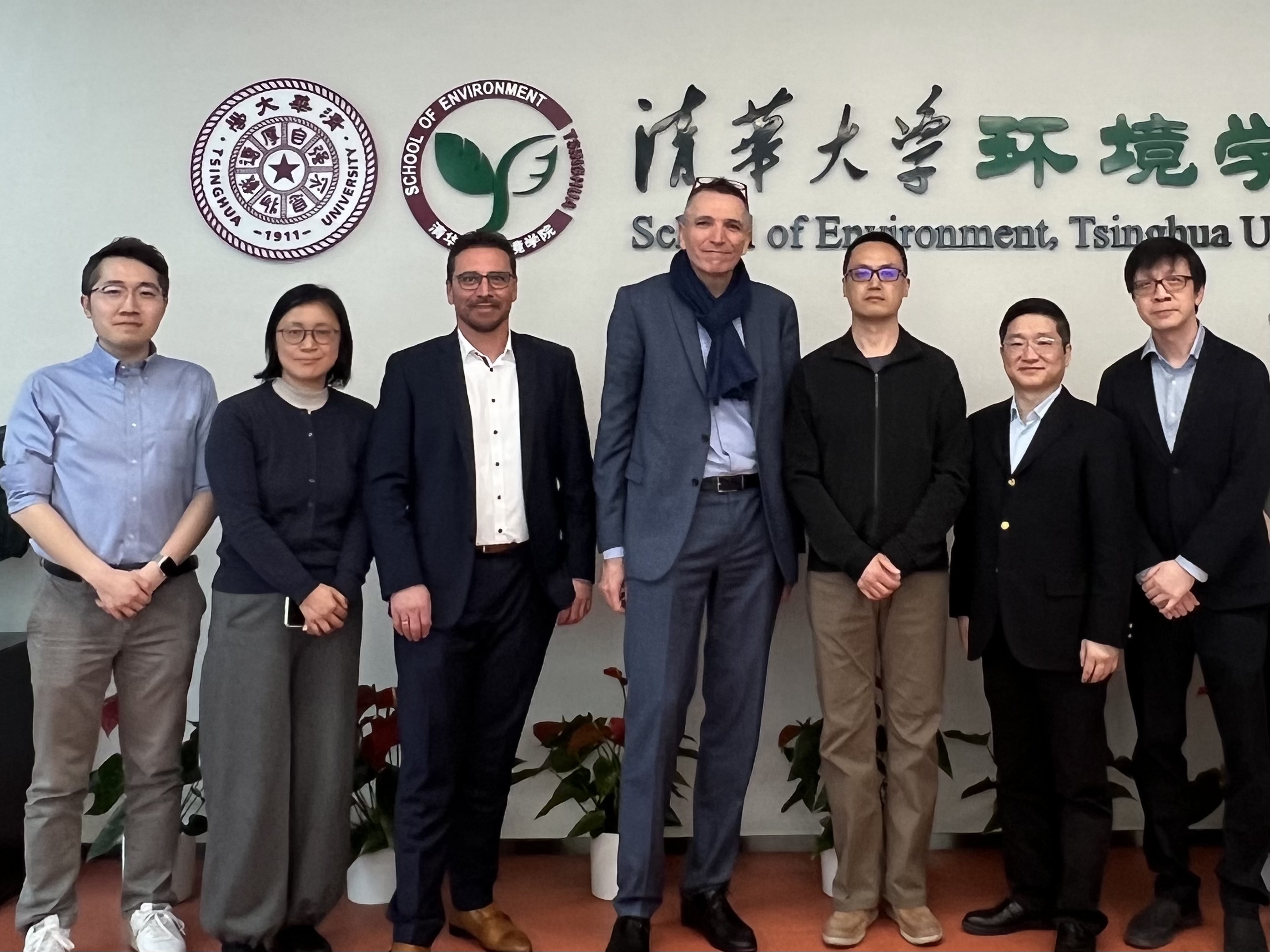 20250313-施耐德电气代表团访问91精品国产自产在线老师啪-国产一级农村无码-中文字幕无码人妻AAA片-人妻不敢呻吟被中出A片视频-好看的亚洲av日韩av在线播放 探讨能源转型与绿色创新合作-环境学院-施耐德电气代表团与环境学院参加交流人员合影.jpg