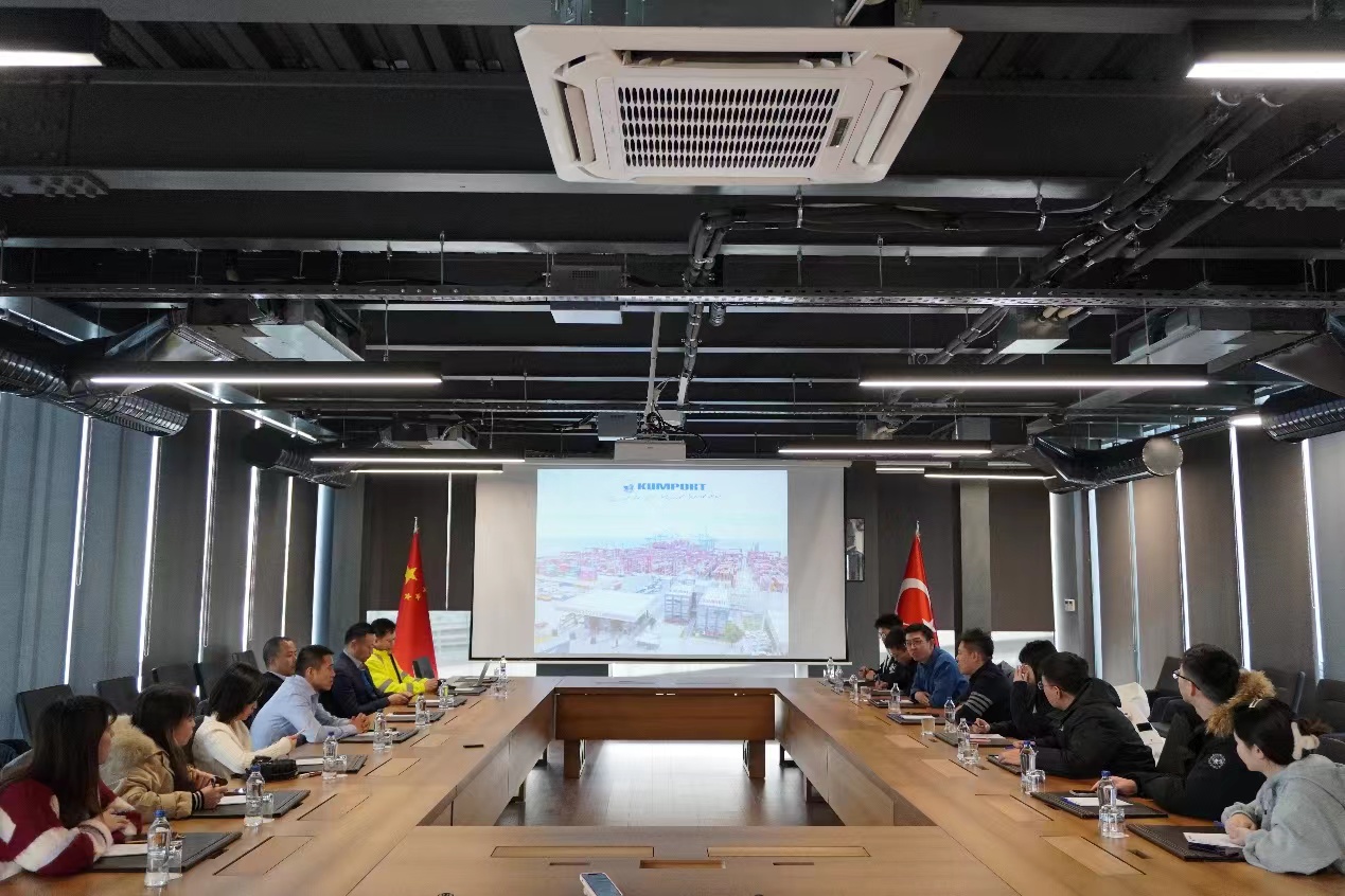 20240308-奔赴四海铸实践真知 对话世界立时代潮头——2024年91精品国产自产在线老师啪-国产一级农村无码-中文字幕无码人妻AAA片-人妻不敢呻吟被中出A片视频-好看的亚洲av日韩av在线播放“知行计划”研究生骨干海外实践纪实-中东欧实践支队-支队成员与昆波特码头相关投资企业代表座谈.jpg