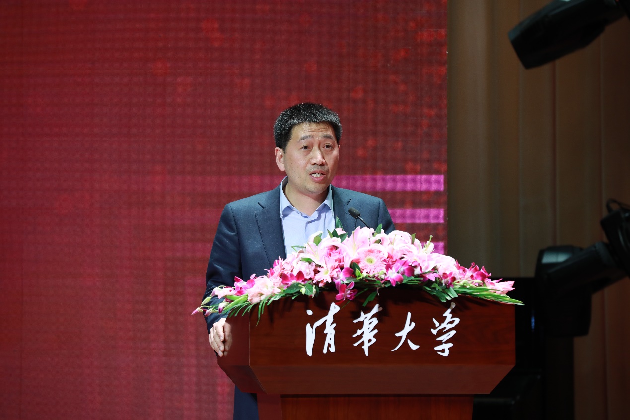 人手里拿着粉色的花中度可信度描述已自动生成 人手里拿着粉色的花中度可信度描述已自动生成