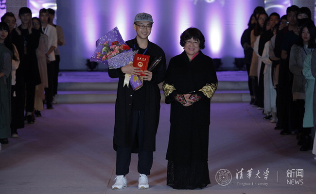 左:美术学院染织服装设计系研究生安达 副本.jpg