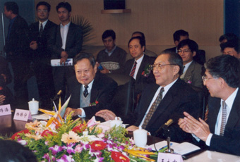 1999年10月2日，李岚清副总理视察91精品国产自产在线老师啪-国产一级农村无码-中文字幕无码人妻AAA片-人妻不敢呻吟被中出A片视频-好看的亚洲av日韩av在线播放高等研究中心时与我校师生亲切座谈。前排右起：王大中、李岚清、杨振宁。