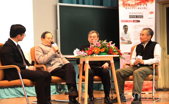 杨振宁院士与郑洪教授回答同学们的提问 (右起:白峰杉??郑洪、杨振宁、学生代表齐小勇???副本.jpg